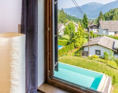 Apartment with Pool View