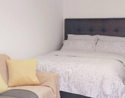 Flat 2 Modern Two Bedrooms home with en-suite, free parking and Netflix