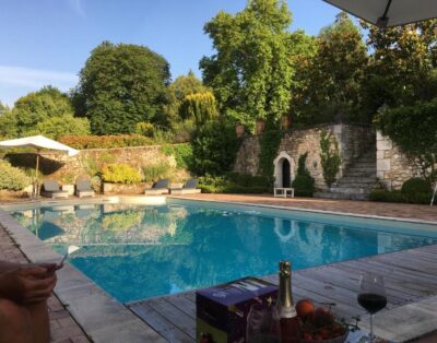 Stunning! Six bedrooms, pool and formal gardens