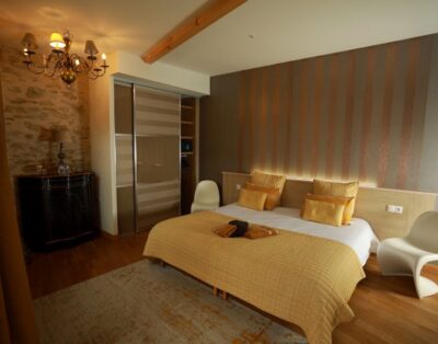 A charming guest room in Ariège.