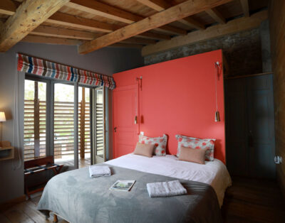 Room Mire in the Pyrenees with colorful decor.