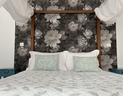 Baldaquin room (four-poster bed)