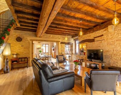 Large house in Solutré Pouilly for 15 people