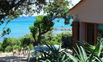 Seaside, beachfront villa for 10 people