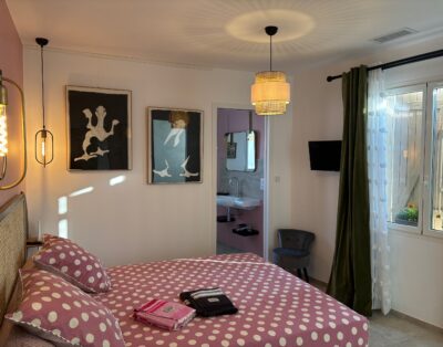 Double room with private bathroom, breakfast included and free car park – Camarguaise